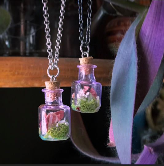 Purple spell vial (Silver chain)